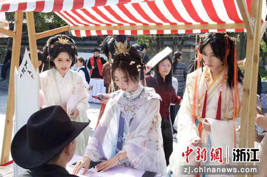 近日,“十二花神”带领游客体验传统文化。 (主办方供图) 近日,“十二花神”带领游客体验传统文化。 (主办方供图)