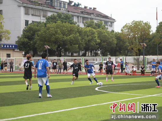 返乡青年在足球场上挥洒汗水。双林镇供图
