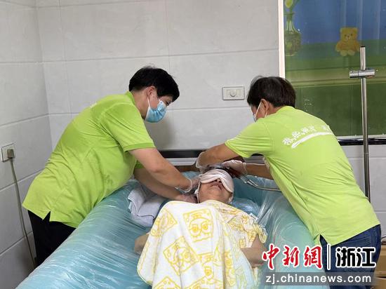 桐乡失能老人钱奶奶通过长护险享受护理员的专业“洗澡机”上门助浴服务。 浙江国寿 供图 桐乡失能老人钱奶奶通过长护险享受护理员的专业“洗澡机”上门助浴服务。 浙江国寿 供图