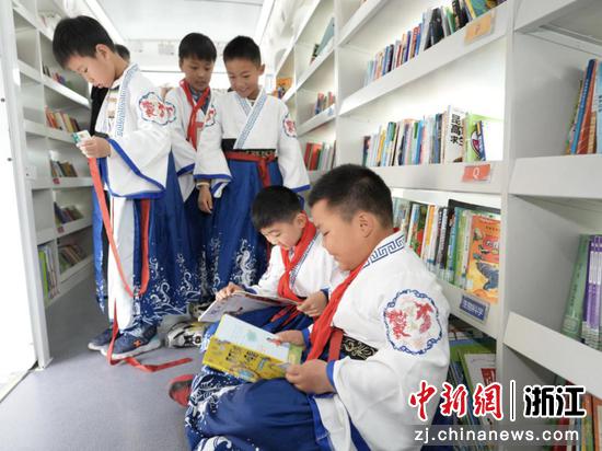 近日,学生在“悦读快车”上看书。(杭州图书馆供图) 近日,学生在“悦读快车”上看书。(杭州图书馆供图)
