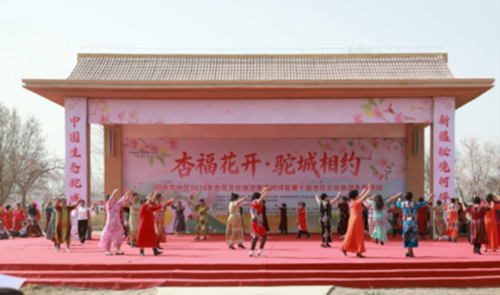 柯坪“赛乃姆”舞蹈大赛现场。艾克拜尔摄 柯坪“赛乃姆”舞蹈大赛现场。艾克拜尔摄