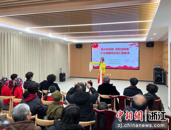 少儿戏曲传承班汇报演出。双林镇供图