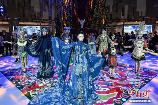 3月30日晚，非遗所思·匠心潮动主题展上的民族服饰秀。中新社记者 瞿宏伦 摄