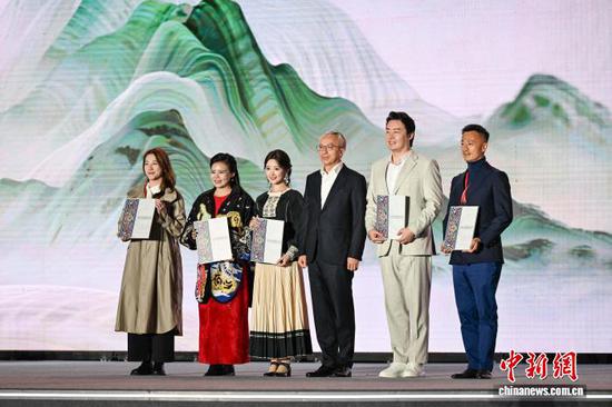 3月30日晚，龚琳娜(左二)、毛晓彤(左三)、张英席(右二)等受聘为贵州文化和旅游推广大使。中新社记者 瞿宏伦 摄