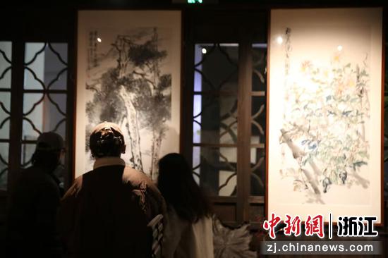 近日,游客在一本堂铁文化艺术馆观看展出画作。(主办方供图) 近日,游客在一本堂铁文化艺术馆观看展出画作。(主办方供图)