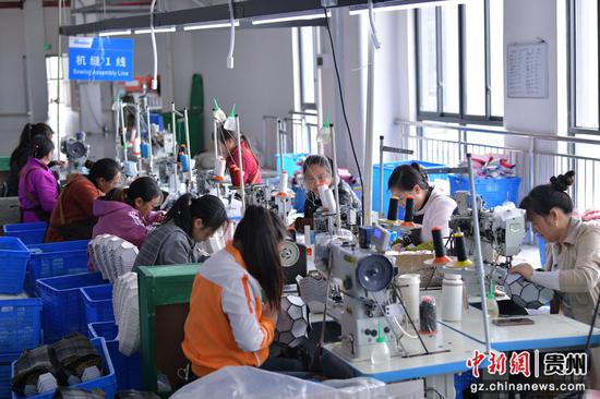 工作人员正在缝制足球。白青青摄。