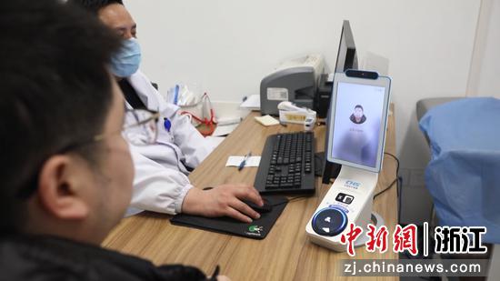 近日，舟山市民“刷脸”完成医保结算。王菲&nbsp;摄