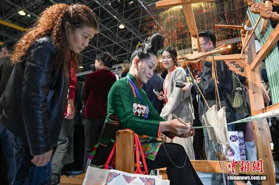 3月30日晚，非遗所思·匠心潮动主题展吸引参会人员。中新社记者 瞿宏伦 摄