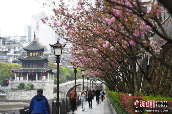 3月30日,游客在贵阳市甲秀楼景区游玩打卡。 3月30日,游客在贵阳市甲秀楼景区游玩打卡。