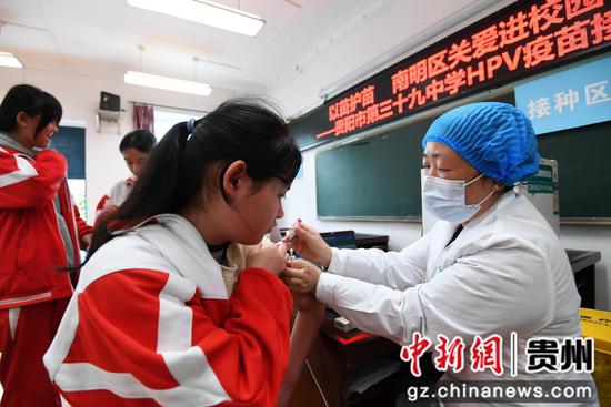 3月31日，贵阳市南明区二戈街道社区卫生服务中心医护人员正为贵阳市第三十九中学的适龄女生免费接种双价HPV疫苗。