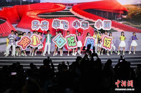 3月30日晚，《黄小西，吃晚饭》主题演艺，“黄小西，吃晚饭”是贵州六个旅游景区名称第一个字的谐音组合，以其风光秀丽的山水、浓郁的民俗风情吸引八方游客纷至沓来。中新社记者 瞿宏伦 摄