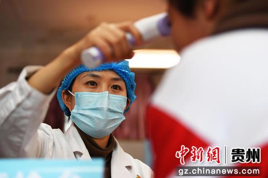 3月31日，贵阳市南明区二戈街道社区卫生服务中心医护人员正为贵阳市第三十九中学适龄女生进行接种前的预检。