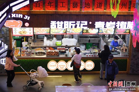 3月30日,游客在贵阳市南明区青云市集内品尝贵州特色美食。 3月30日,游客在贵阳市南明区青云市集内品尝贵州特色美食。