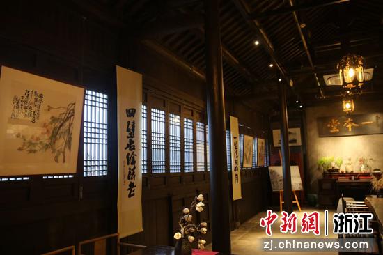 近日,一本堂铁文化艺术馆展出画作一景。(主办方供图) 近日,一本堂铁文化艺术馆展出画作一景。(主办方供图)