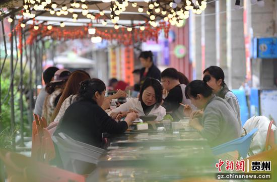 3月30日,游客在贵阳市南明区青云路步行街品尝贵州特色美食。 3月30日,游客在贵阳市南明区青云路步行街品尝贵州特色美食。