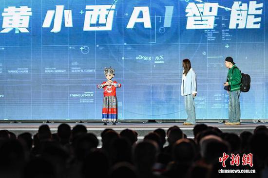 3月30日晚，“黄小西”AI智能机器人展示。中新社记者 瞿宏伦 摄