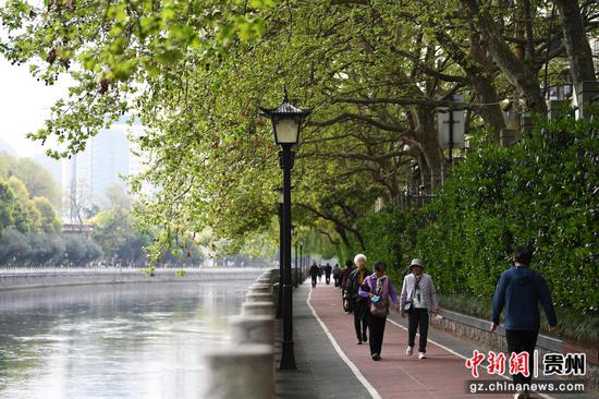 3月30日,游客在贵阳市南明河畔游玩。 3月30日,游客在贵阳市南明河畔游玩。