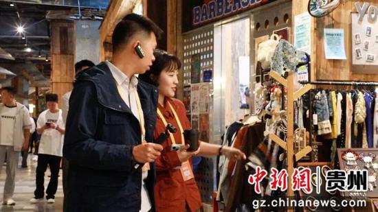 观摩团嘉宾驻足欣赏阿云朵仓内的手工商品。 叶舒摄