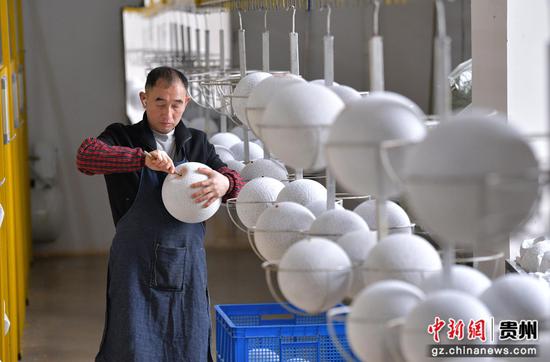 工作人员正在制作篮球。白青青摄