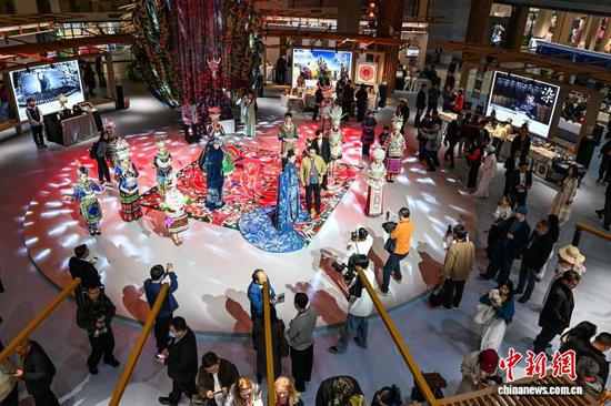 3月30日晚，非遗所思·匠心潮动主题展吸引参会人员。中新社记者 瞿宏伦 摄