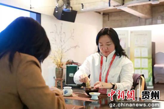 观摩团嘉宾在云湖兰山体验点茶。 叶舒摄