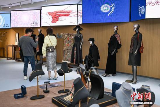 3月30日晚，非遗所思·匠心潮动主题展吸引参会人员。中新社记者 瞿宏伦 摄