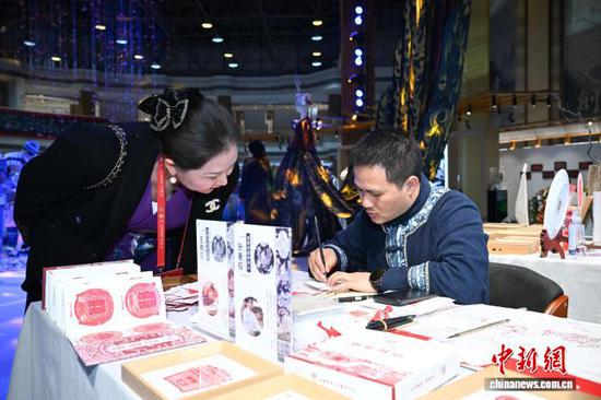 3月30日晚，非遗所思·匠心潮动主题展上的贵州思南“囍”文化刻纸吸引参会人员。中新社记者 瞿宏伦 摄