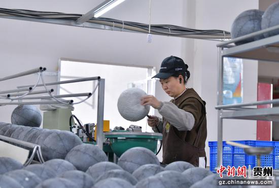工作人员正在制作篮球。白青青摄