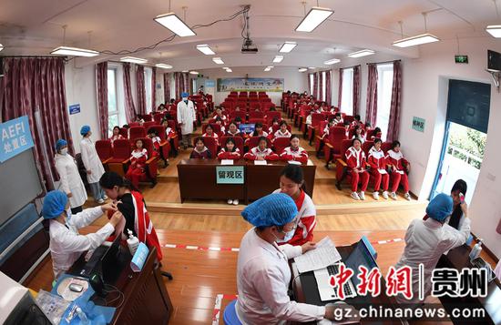 3月31日，贵阳市南明区二戈街道社区卫生服务中心医护人员正为贵阳市第三十九中学的适龄女生免费接种双价HPV疫苗。