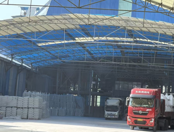 图为贵州鸿海石膏粉产业有限公司车间