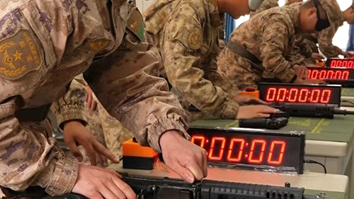 蒙眼拆卸武器分解结合 军械能手各展神通