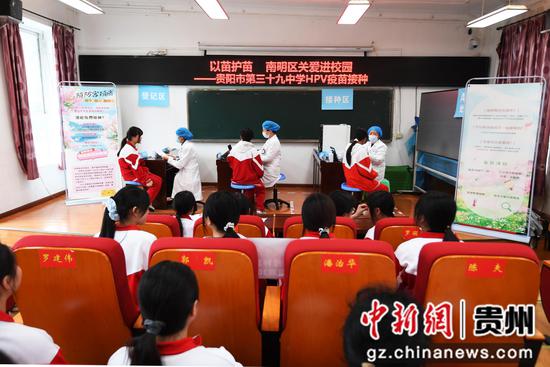 3月31日，贵阳市南明区二戈街道社区卫生服务中心医护人员正为贵阳市第三十九中学的适龄女生免费接种双价HPV疫苗。