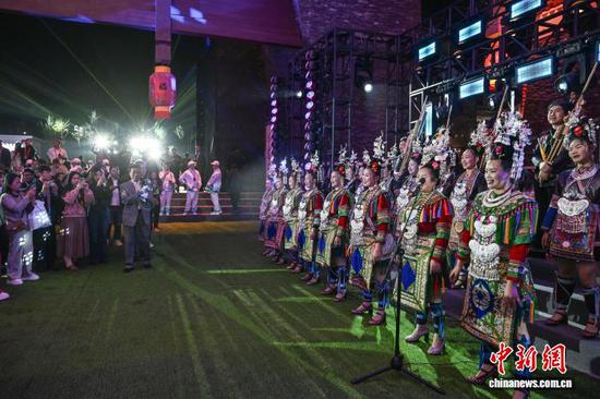 3月30日晚，非遗所思·匠心潮动主题展的侗族大歌吸引参会人员。中新社记者 瞿宏伦 摄