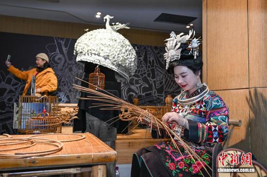 3月30日晚，非遗所思·匠心潮动主题展上的贵州丹寨卡拉鸟笼制作。中新社记者 瞿宏伦 摄