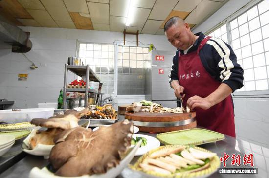 图为4月1日，在贵阳市南明区永乐乡一品鉴点，厨师正在加工麒麟菇。赵松 摄