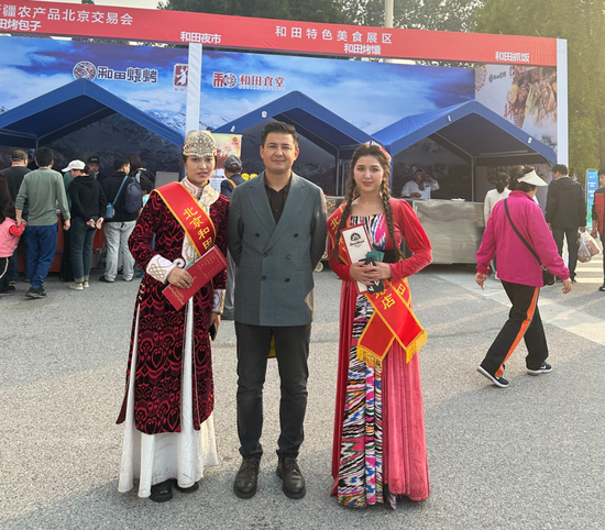 穆热迪力·穆合塔尔在新疆农产品北京交易会上。（受访者供图）