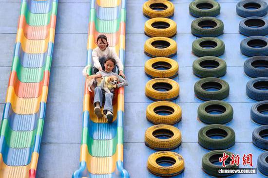 4月1日，贵州省黔南州，学生在贵定县金海乐园体验游乐设施。当日，贵州中小学生迎来首个春假，为丰富学生假期生活，贵州各地因地制宜推出系列多彩活动，让学生乐享春假时光。中新社记者 瞿宏伦 摄