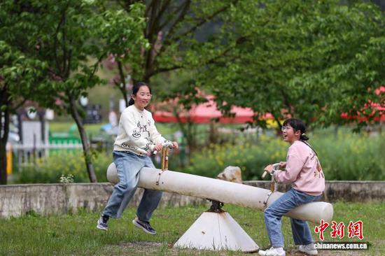 4月1日，贵州省黔南州，学生在贵定县金海乐园体验游乐设施。当日，贵州中小学生迎来首个春假，为丰富学生假期生活，贵州各地因地制宜推出系列多彩活动，让学生乐享春假时光。中新社记者 瞿宏伦 摄