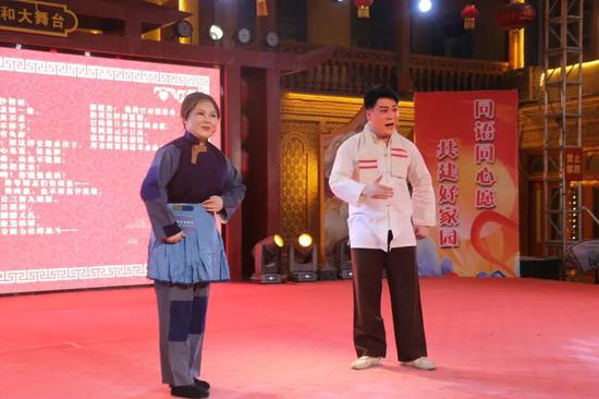 乌鲁木齐市京剧团（新疆京剧团）演员表演现代京剧《沙家浜》选段。