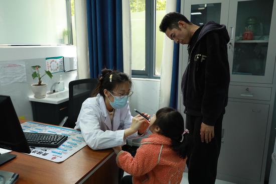 中环社区卫生服务中心医生为患者检查。李齐 摄