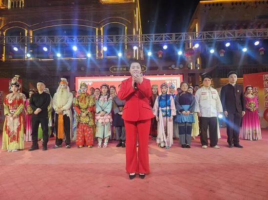 演出结束后，演员在舞台上谢幕。