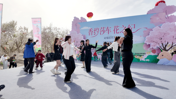 莎车县：“花开有声·音你而来”歌手交流活动 花海放歌润民心