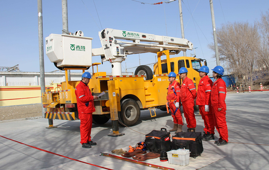 电力公司输网中心组织开展带电作业安全技术专项培训。樊洪 摄c