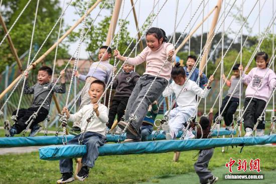 4月1日，贵州省黔南州，学生在贵定县金海乐园体验游乐设施。当日，贵州中小学生迎来首个春假，为丰富学生假期生活，贵州各地因地制宜推出系列多彩活动，让学生乐享春假时光。中新社记者 瞿宏伦 摄