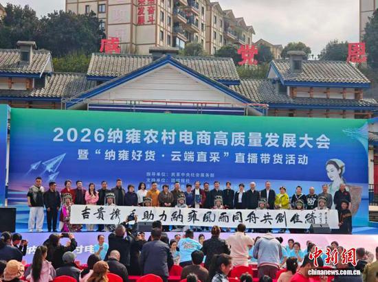 合影留念。石小杰 摄