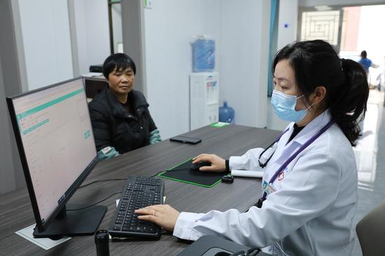 黄土卫生室村医借助“AI医生“为患者诊疗。李齐 摄
