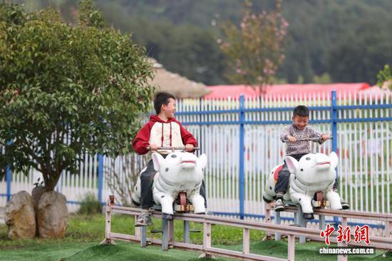 4月1日，贵州省黔南州，学生在贵定县金海乐园体验游乐设施。当日，贵州中小学生迎来首个春假，为丰富学生假期生活，贵州各地因地制宜推出系列多彩活动，让学生乐享春假时光。中新社记者 瞿宏伦 摄