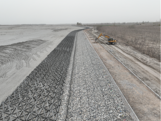 3月30日，记者在项目现场看到，防洪河堤的透水框架已整齐布设完毕，挖掘机正在进行河道清理的收尾工作。