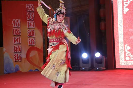 乌鲁木齐市京剧团演员身着华美戏服，在舞台上倾情演绎经典京剧选段。