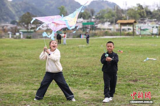 4月1日，贵州省黔南州，学生在贵定县金海乐园放风筝。当日，贵州中小学生迎来首个春假，为丰富学生假期生活，贵州各地因地制宜推出系列多彩活动，让学生乐享春假时光。中新社记者 瞿宏伦 摄